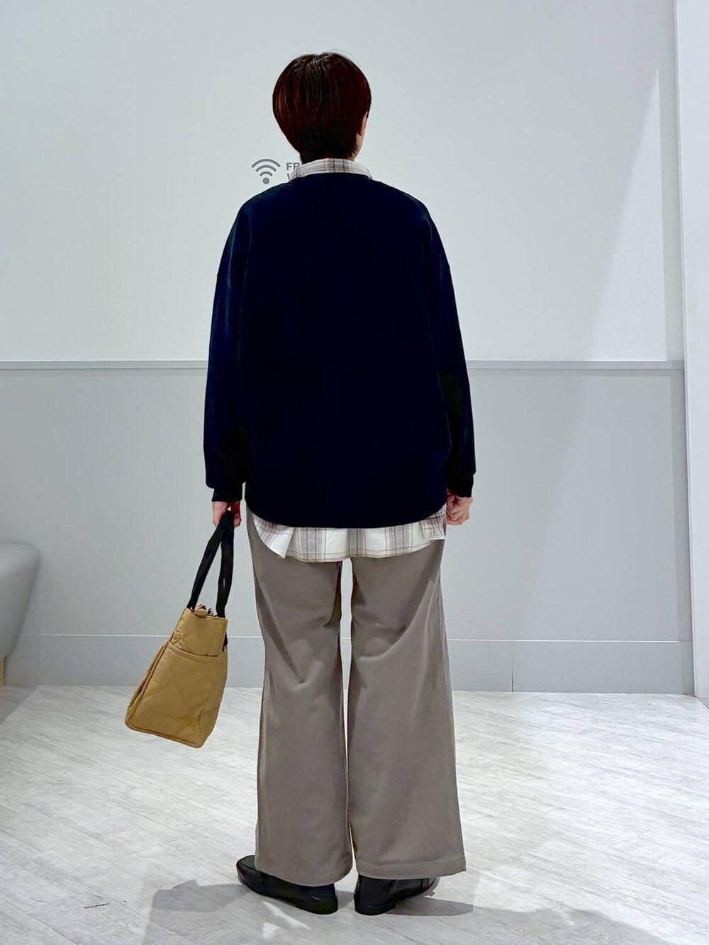 ブラック系のローファー、ブラウン系のトートバッグ、ホワイト系のシャツ/ブラウスを着用したレディースの秋コーディネートの4枚目の写真