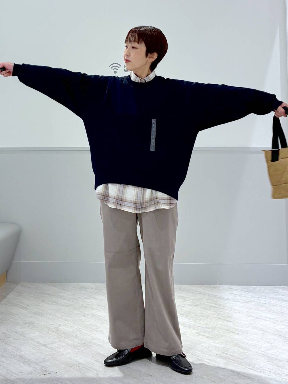 ブラック系のローファー、ブラウン系のトートバッグ、ホワイト系のシャツ/ブラウスを着用したレディースの秋コーディネートの3枚目の写真