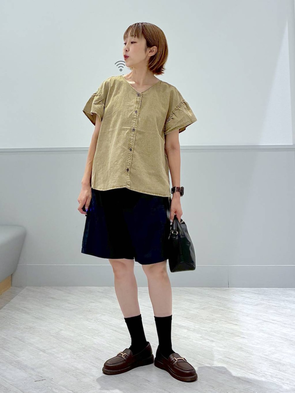 「カジュアル、ママコーデ、デニムシャツ、ショートパンツ、ローファー」｜「GLOBAL WORKのスペ軽お財布ショルダー/132336（ショルダーバッグ、ブラック系）」を使った、nakamu29さん（レディース・156cm）の夏コーディネートの2枚目の写真