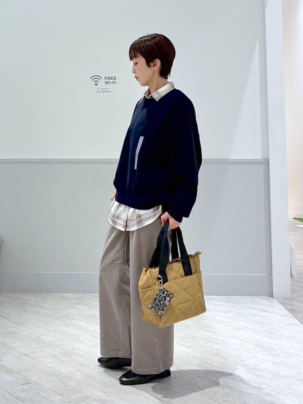 ブラック系のローファー、ブラウン系のトートバッグ、ホワイト系のシャツ/ブラウスを着用したレディースの秋コーディネートの2枚目の写真