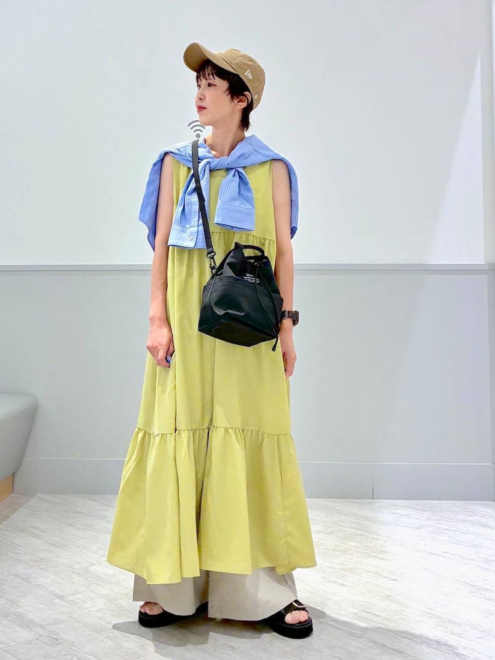 ブルー系のシャツ/ブラウス、イエロー系のワンピース、ベージュ系のその他パンツを着用したレディースの夏コーディネートの2枚目の写真