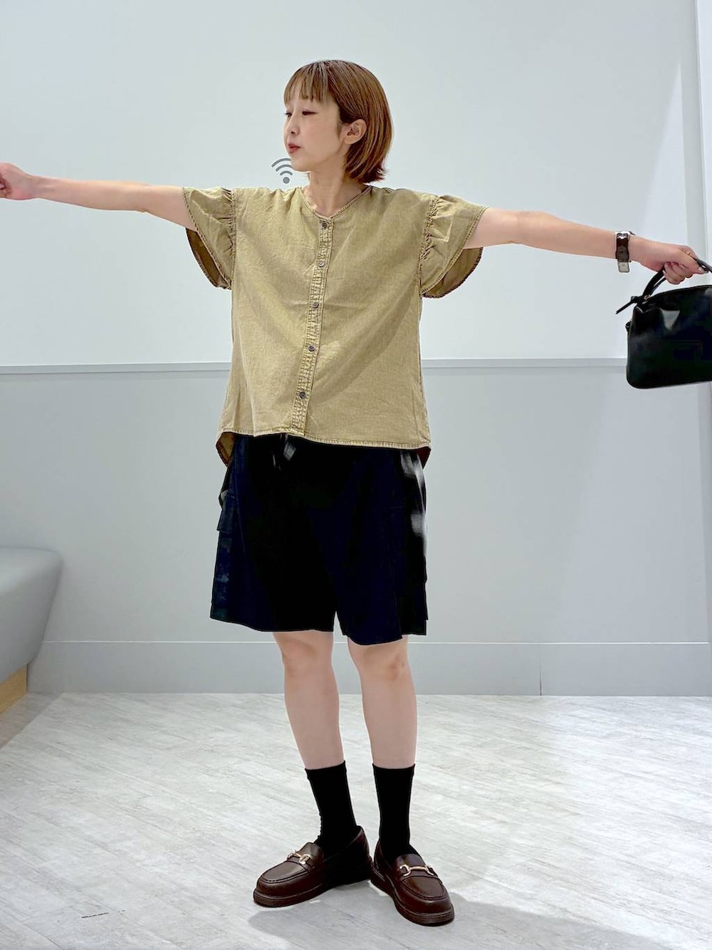 「カジュアル、ママコーデ、デニムシャツ、ショートパンツ、ローファー」｜「GLOBAL WORKのスペ軽お財布ショルダー/132336（ショルダーバッグ、ブラック系）」を使った、nakamu29さん（レディース・156cm）の夏コーディネートの3枚目の写真