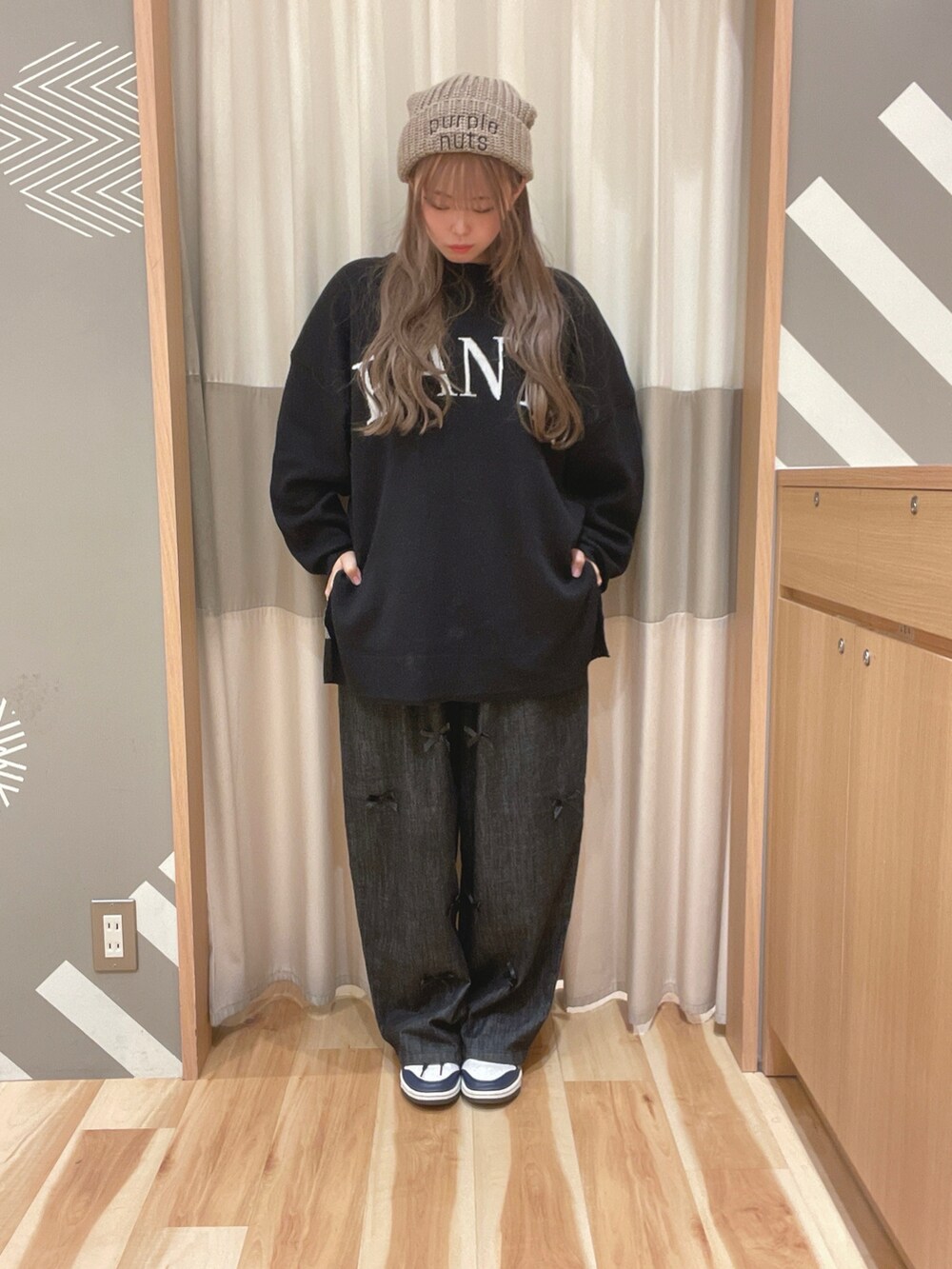 ブラック系のその他パンツ、ブラック系のニット/セーター、ベージュ系のニットキャップ/ビーニーを着用したレディースの秋コーディネートの2枚目の写真