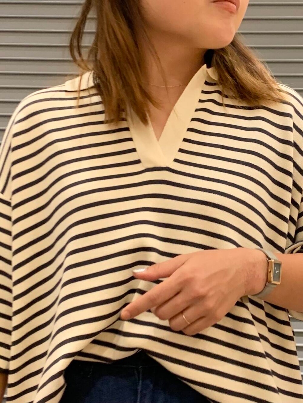 ブラック系のパンプス、ホワイト系のニット/セーター、ブルー系のスカートを着用したレディースの夏コーディネートの4枚目の写真
