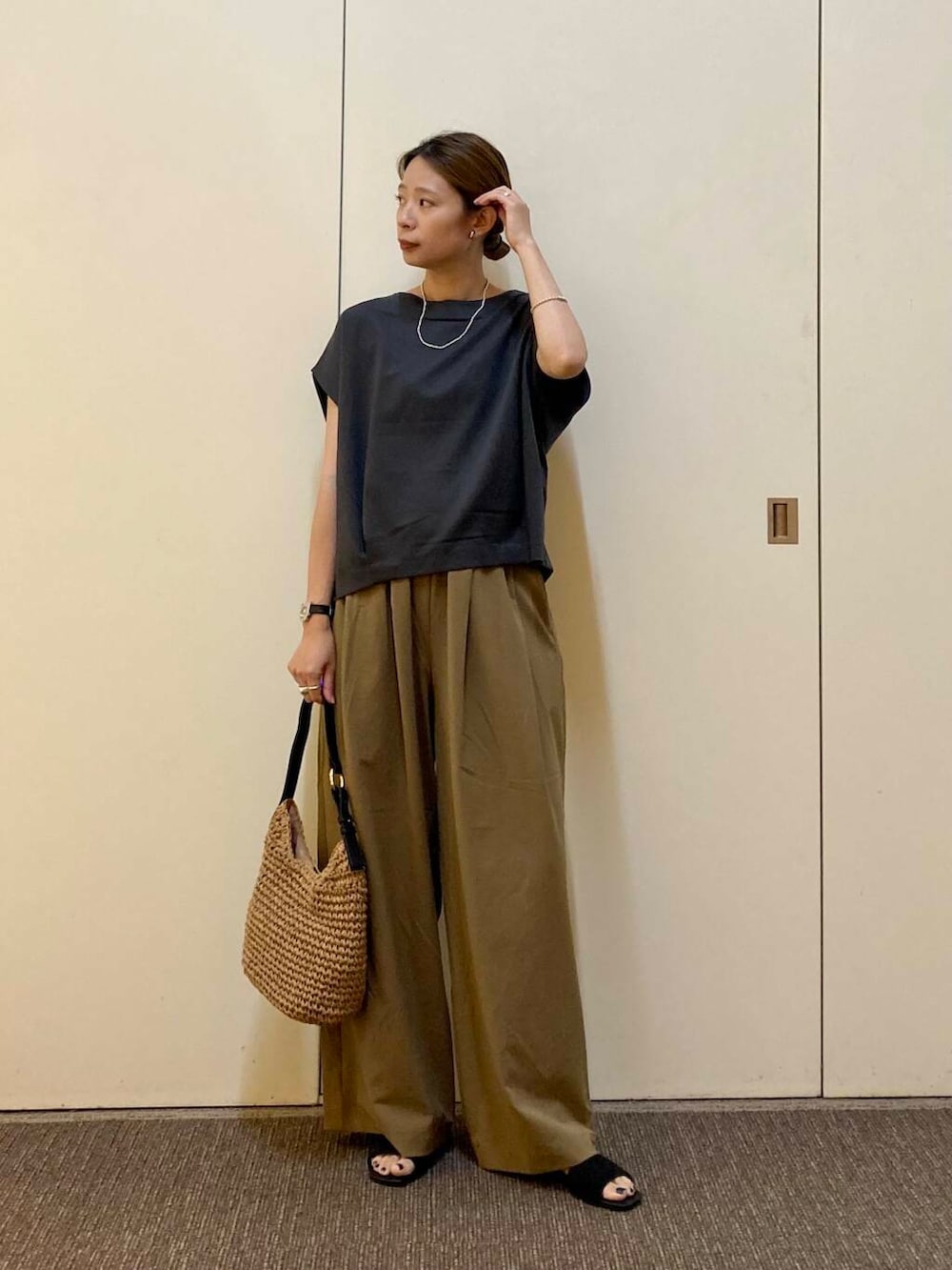 「大人カジュアル、ママコーデ、骨格ナチュラル、ナチュラル×カジュアル、カジュアル派のtシャツコーデ」｜「RODE SKOのプチワンハンドルペーパートートバッグ（トートバッグ、イエロー系）」を使った、おおしまゆなさん（レディース・162cm）の夏コーディネートの4枚目の写真