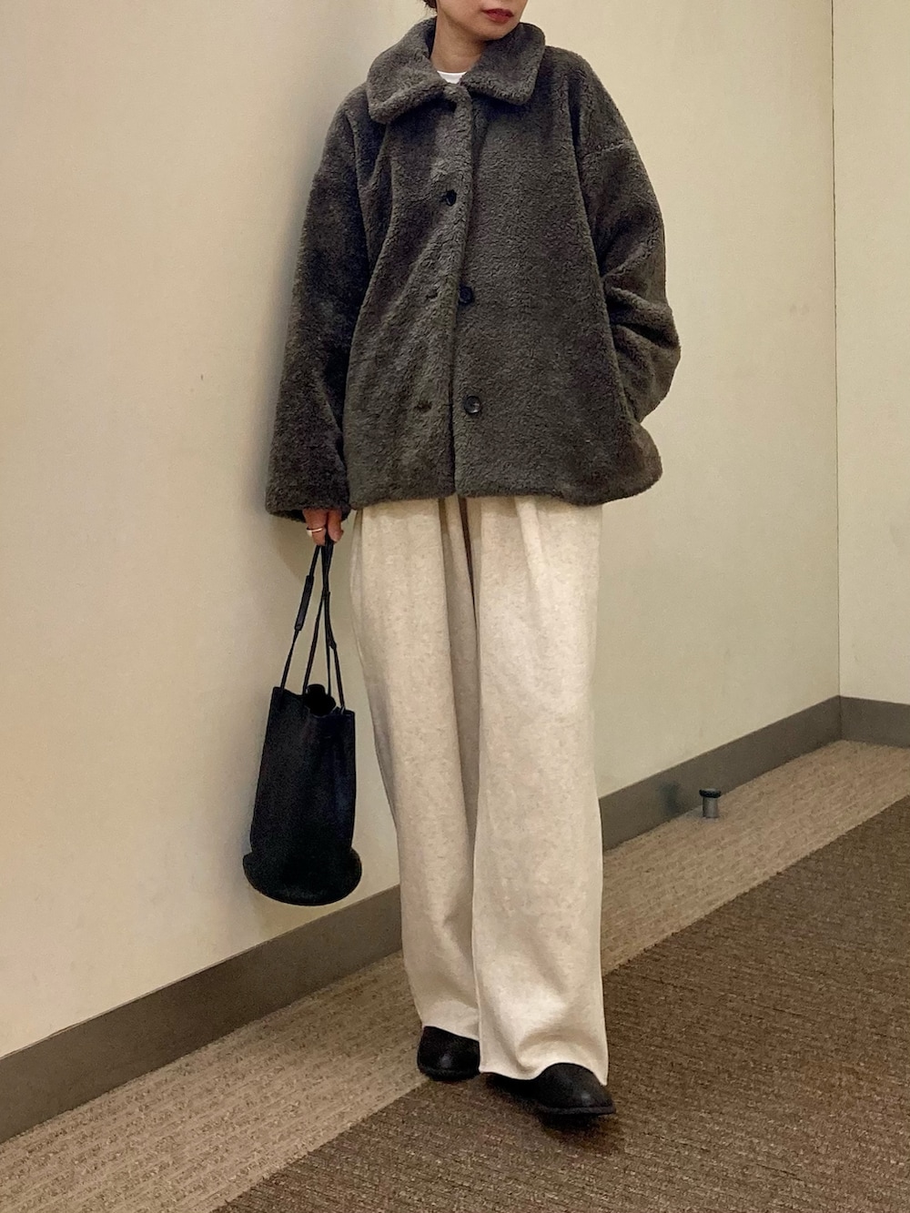 グレー系のその他アウター、ホワイト系のその他パンツ、ブラック系のショルダーバッグを着用したレディースの秋コーディネートの4枚目の写真