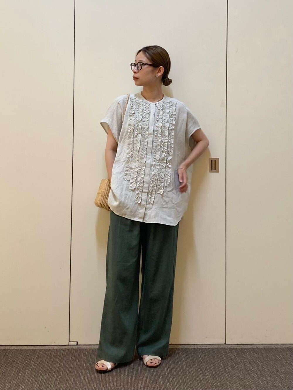 「大人カジュアル、ママコーデ、カジュアルコーデ、かぐれ、骨格ナチュラル、ナチュラル×カジュアル」｜「URBAN RESEARCH DOORSのミニカゴショルダーバッグ（ショルダーバッグ、ベージュ系）」を使った、おおしまゆなさん（レディース・162cm）の夏コーディネートの3枚目の写真