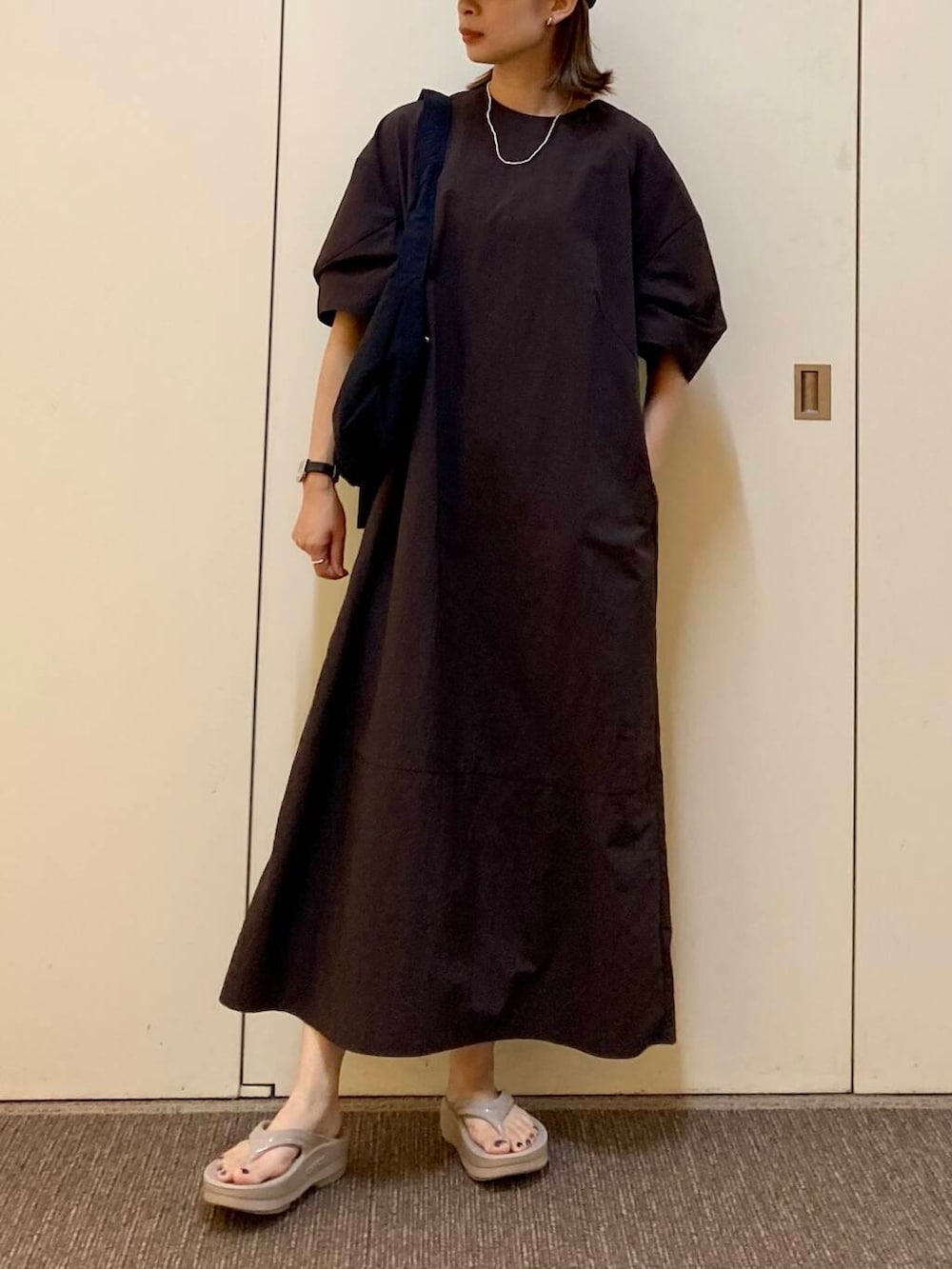 「大人カジュアル、ママコーデ、カジュアルコーデ、EKAL、骨格ナチュラル、ナチュラル×カジュアル」｜「URBAN RESEARCH DOORSのウォッシャブルミニショルダーバッグ（ショルダーバッグ、ブラック系）」を使った、おおしまゆなさん（レディース・162cm）の夏コーディネートの4枚目の写真