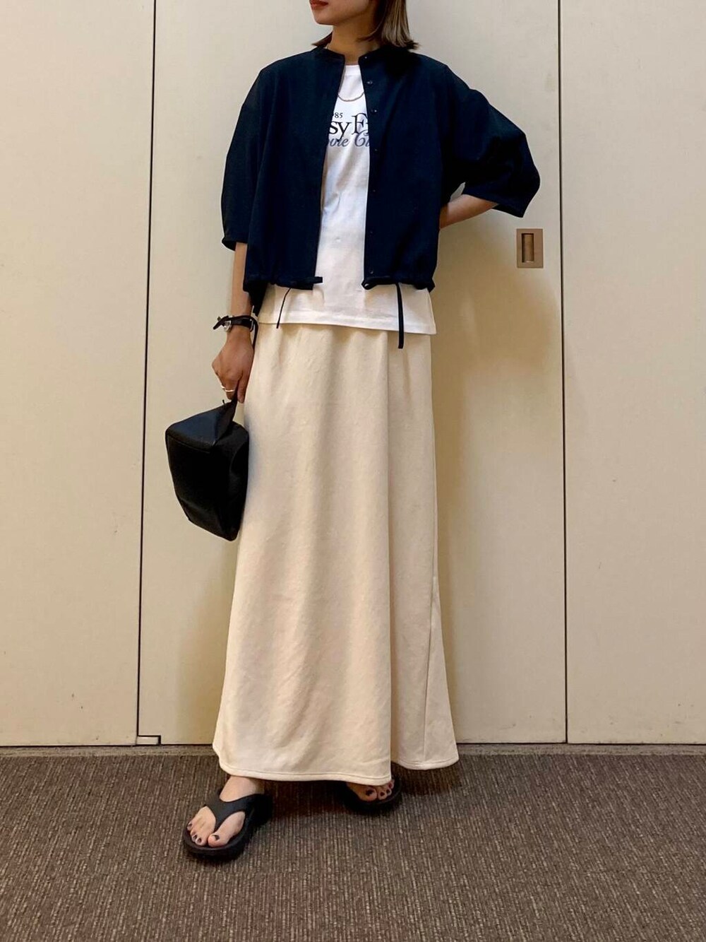 「大人カジュアル、ママコーデ、カジュアルコーデ、骨格ナチュラル、ナチュラル×カジュアル」｜「URBAN RESEARCH DOORSの2WAY巾着ショルダーバッグ（ショルダーバッグ、ブラック系）」を使った、おおしまゆなさん（レディース・162cm）の夏コーディネートの3枚目の写真