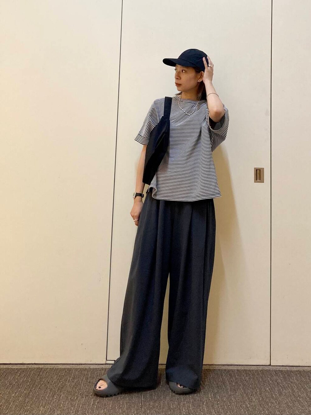 「大人カジュアル、ママコーデ、骨格ナチュラル、ナチュラル×カジュアル、カジュアル派のtシャツコーデ」｜「URBAN RESEARCH DOORSのウォッシャブルミニショルダーバッグ（ショルダーバッグ、ブラック系）」を使った、おおしまゆなさん（レディース・162cm）の夏コーディネートの4枚目の写真