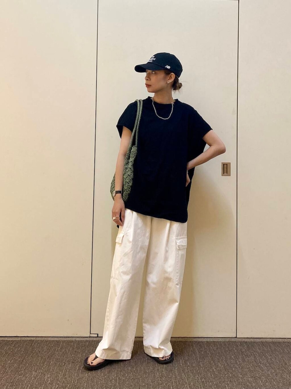 「大人カジュアル、ママコーデ、かぐれ、EKAL、骨格ナチュラル、ナチュラル×カジュアル、カジュアル派のtシャツコーデ」｜「NEW BALANCEのNEW BALANCE　TheIntelligentChoiceキャップ（キャップ、ブラック系）」を使った、おおしまゆなさん（レディース・162cm）の夏コーディネートの2枚目の写真