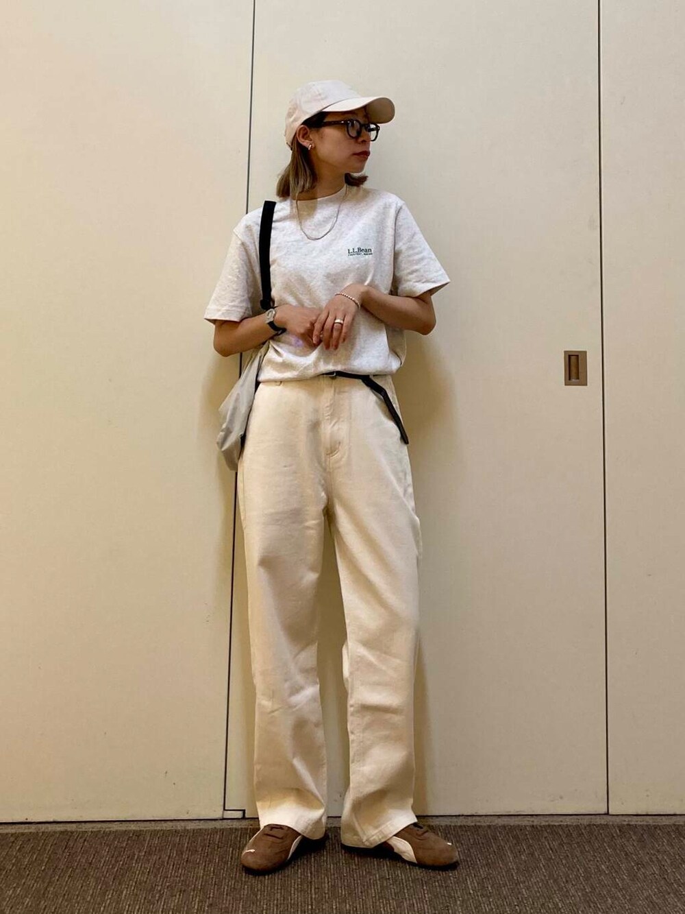 「大人カジュアル、デニム、ママコーデ、カジュアルコーデ、骨格ナチュラル、ナチュラル×カジュアル、1枚で決まるtシャツ」｜「URBAN RESEARCH DOORSのデニムワイドパンツ（デニムパンツ、ベージュ系）」を使った、おおしまゆなさん（レディース・162cm）の夏コーディネートの5枚目の写真