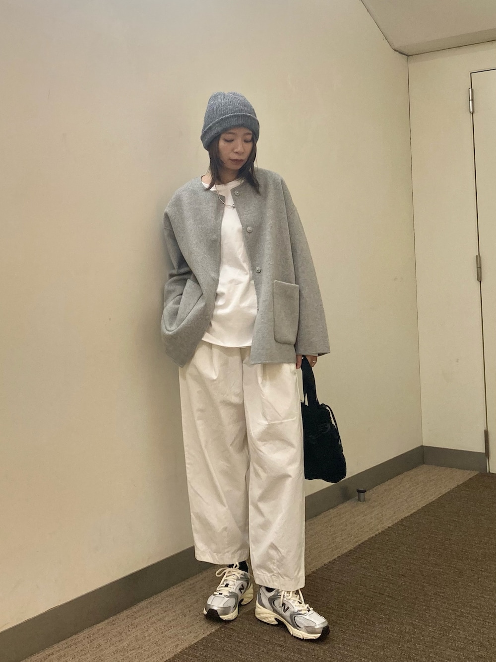 グレー系のその他アウター、ホワイト系のTシャツ/カットソー、シルバー系のスニーカーを着用したレディースの秋コーディネートの5枚目の写真