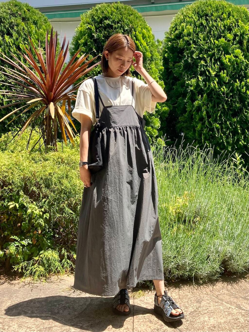 「大人カジュアル、ママコーデ、カジュアルコーデ、アーバンリサーチドアーズ、doors、urbanreseachdoors、EKAL、ドアーズ」｜「EKALの『別注』rig footwear×EKAL　 waduki（サンダル、パープル系）」を使った、おおしまゆなさん（レディース・162cm）の春コーディネートの4枚目の写真