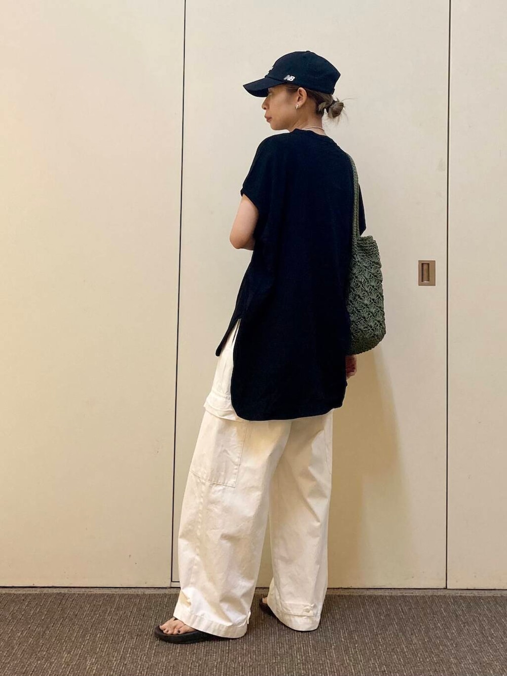 「大人カジュアル、ママコーデ、かぐれ、EKAL、骨格ナチュラル、ナチュラル×カジュアル、カジュアル派のtシャツコーデ」｜「NEW BALANCEのNEW BALANCE　TheIntelligentChoiceキャップ（キャップ、ブラック系）」を使った、おおしまゆなさん（レディース・162cm）の夏コーディネートの4枚目の写真
