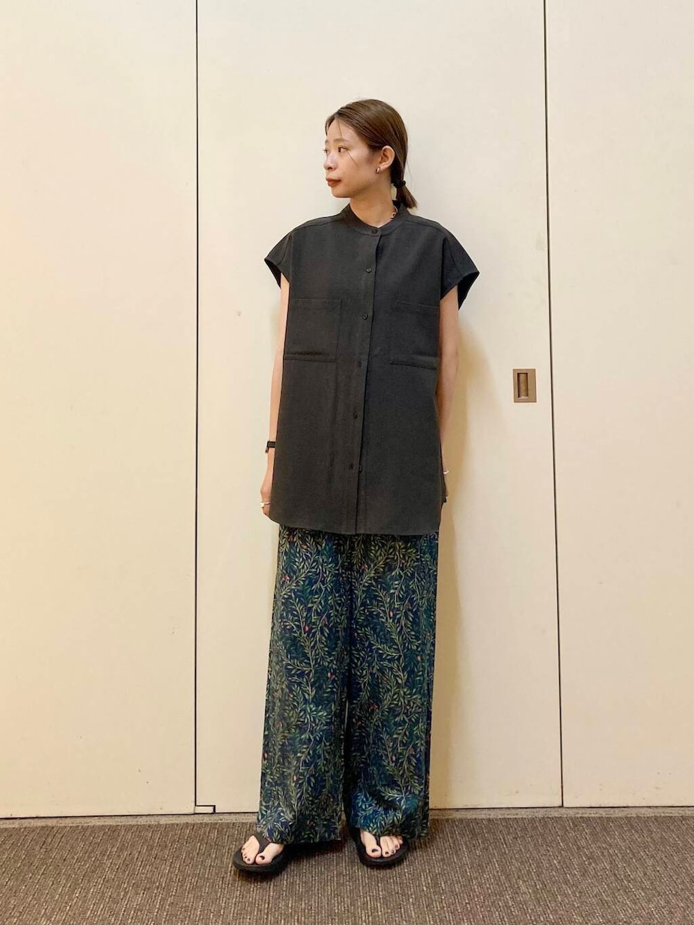「大人カジュアル、ママコーデ、カジュアルコーデ、かぐれ、アーバンリサーチドアーズ、リネン、doors、urbanreseachdoors、ドアーズ、骨格ナチュラル、ナチュラル×カジュアル」｜「OOFOSのOOFOS　Ooriginal（サンダル、ブラック系）」を使った、おおしまゆなさん（レディース・162cm）の春コーディネートの6枚目の写真