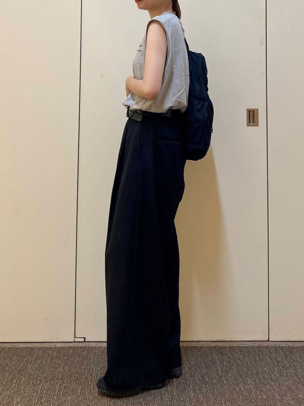 「大人カジュアル、カジュアルコーデ、骨格ナチュラル、ナチュラル×カジュアル、洒落見えカットソーコーデ」｜「EKALのEASY DAYPACK（バックパック/リュック、ブラック系）」を使った、おおしまゆなさん（レディース・162cm）の夏コーディネートの2枚目の写真