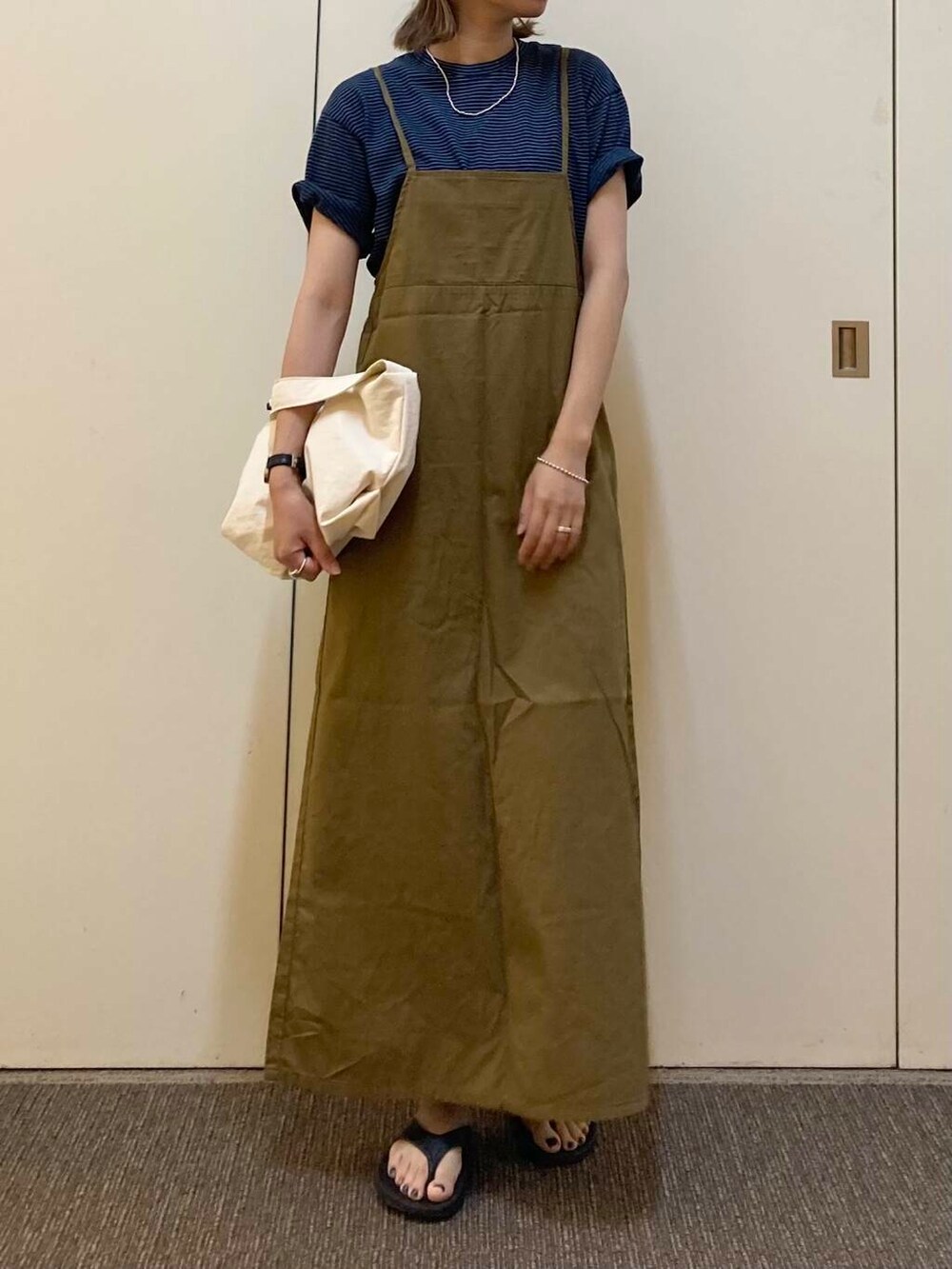 「キャミワンピース、大人カジュアル、ママコーデ、骨格ナチュラル、ナチュラル×カジュアル」｜「URBAN RESEARCH DOORSのウォッシャブルミニショルダーバッグ（ショルダーバッグ、ホワイト系）」を使った、おおしまゆなさん（レディース・162cm）の夏コーディネートの3枚目の写真
