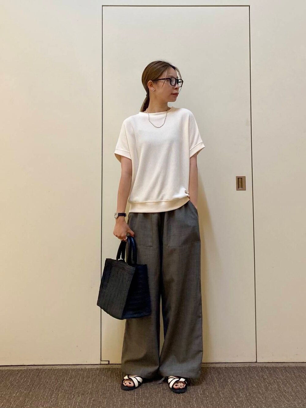 「大人カジュアル、EKAL、骨格ナチュラル、ナチュラル×カジュアル、洒落見えカットソーコーデ」｜「URBAN RESEARCH DOORSのパイピングサンダル（サンダル、ホワイト系）」を使った、おおしまゆなさん（レディース・162cm）の夏コーディネートの3枚目の写真