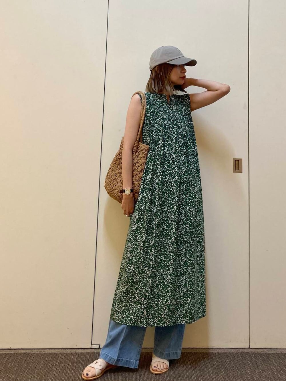 「ワンピース、大人カジュアル、デニム、カジュアルコーデ、キャップ、アーバンリサーチドアーズ、doors、ドアーズ、骨格ナチュラル、ナチュラル×カジュアル」|「EU,US NEW BALANCEのNEW BALANCE サークルグラフィックキャップ(キャップ、グレー系)」を使った、おおしまゆなさん(レディース・162cm)の夏コーディネートの4枚目の写真