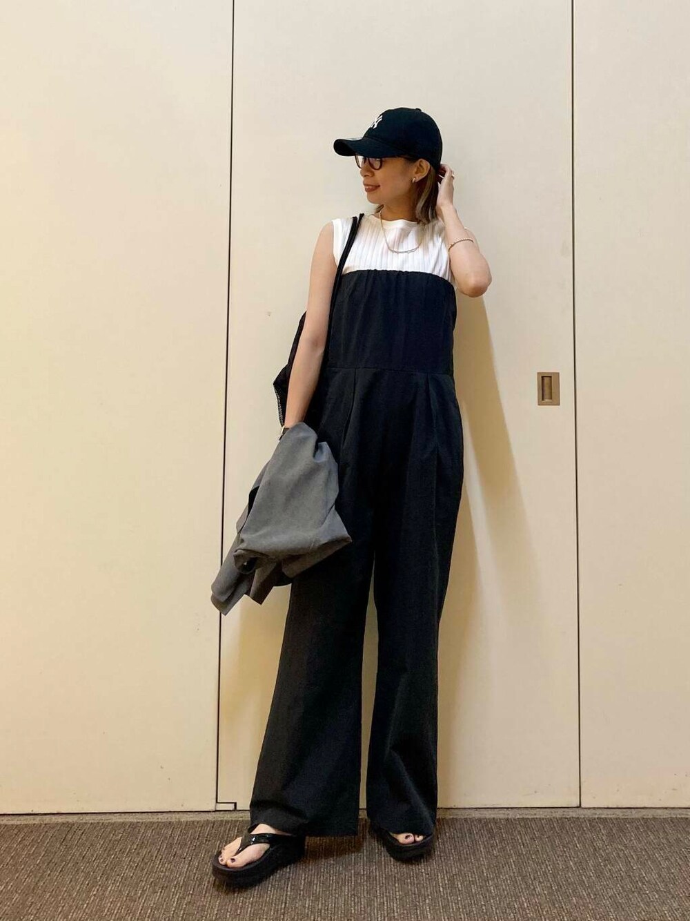 「大人カジュアル、ママコーデ、カジュアルコーデ、キャップ、ドアーズ、骨格ナチュラル、ナチュラル×カジュアル」｜「OOFOSのOOFOS　Oomega（サンダル、ブラック系）」を使った、おおしまゆなさん（レディース・162cm）の夏コーディネートの4枚目の写真