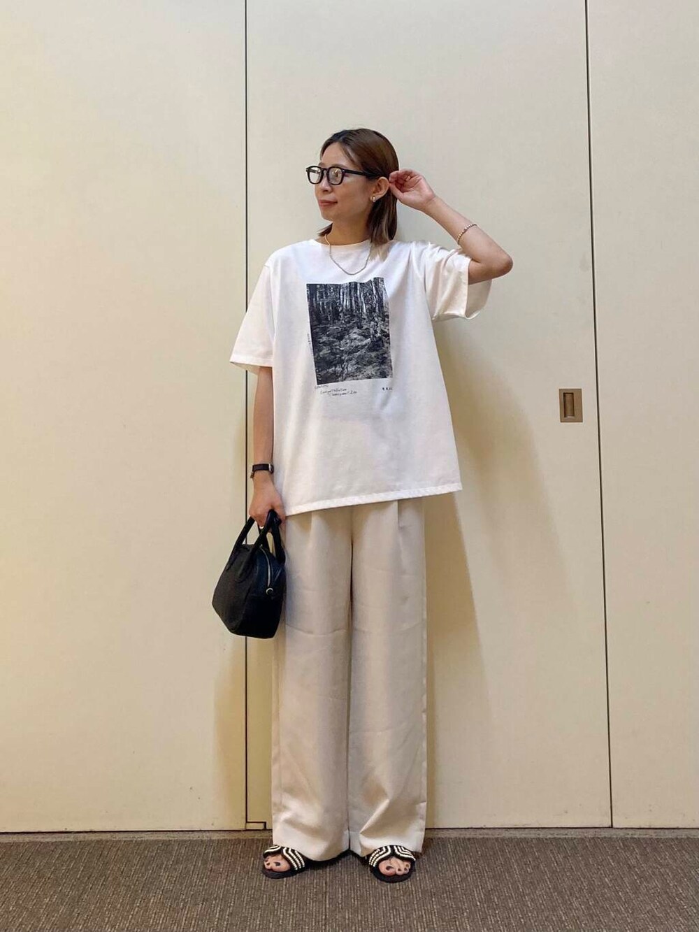 「大人カジュアル、カジュアルコーデ、EKAL、骨格ナチュラル、ナチュラル×カジュアル、1枚で決まるtシャツ」｜「URBAN RESEARCH DOORSのビーズサンダル（サンダル、ブラック系）」を使った、おおしまゆなさん（レディース・162cm）の夏コーディネートの3枚目の写真