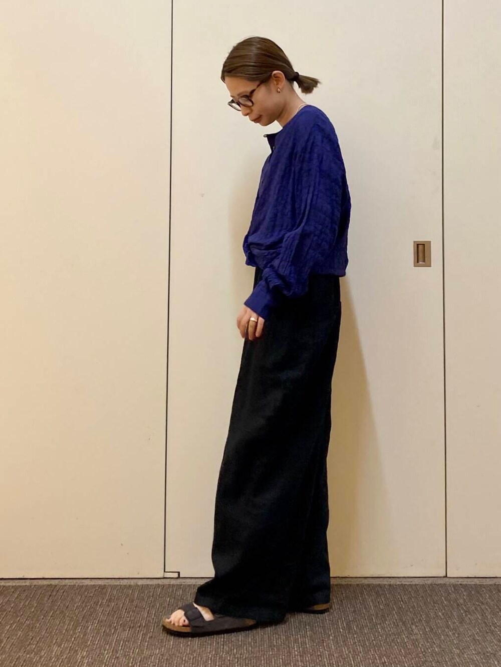 「大人カジュアル、ママコーデ、カジュアルコーデ、サロペット、かぐれ、アーバンリサーチドアーズ、リネン、doors、urbanreseachdoors、ドアーズ、骨格ナチュラル、ナチュラル×カジュアル」｜「かぐれのリネンサロペット（サロペット/オーバーオール、ブラック系）」を使った、おおしまゆなさん（レディース・162cm）の春コーディネートの2枚目の写真