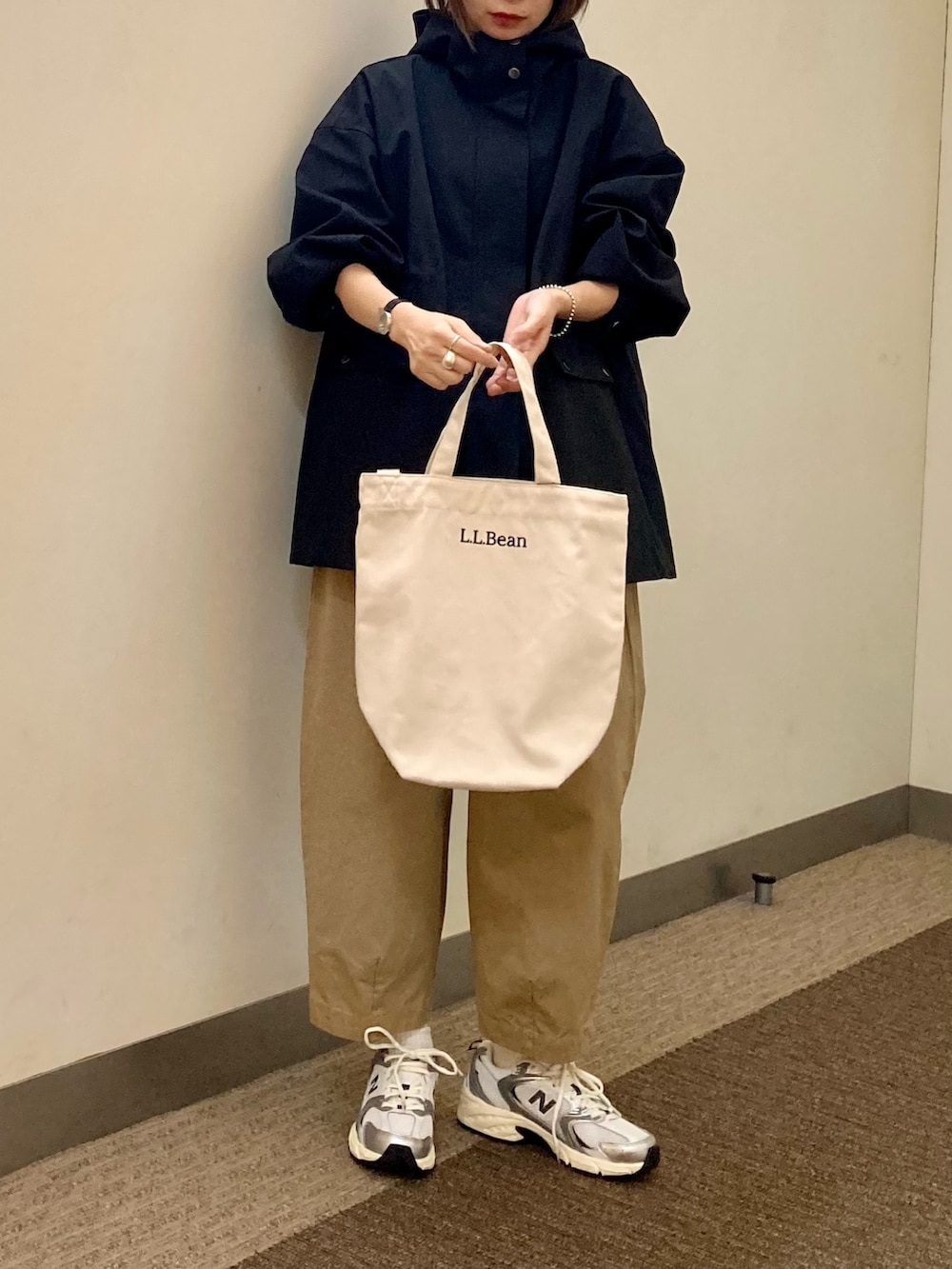 ブラック系のその他アウター、ベージュ系のその他パンツ、ベージュ系のショルダーバッグを着用したレディースの秋コーディネートの5枚目の写真