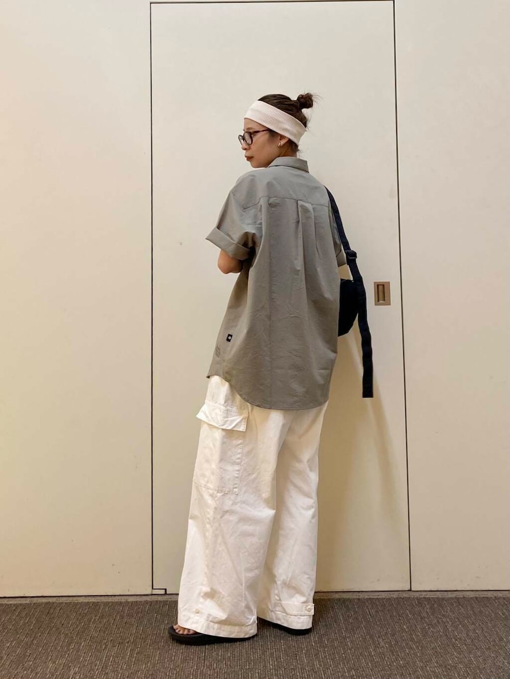 「大人カジュアル、カジュアルコーデ、骨格ナチュラル、ナチュラル×カジュアル、着回し力抜群シャツ」｜「URBAN RESEARCH DOORSのウォッシャブルミニショルダーバッグ（ショルダーバッグ、ブラック系）」を使った、おおしまゆなさん（レディース・162cm）の夏コーディネートの3枚目の写真