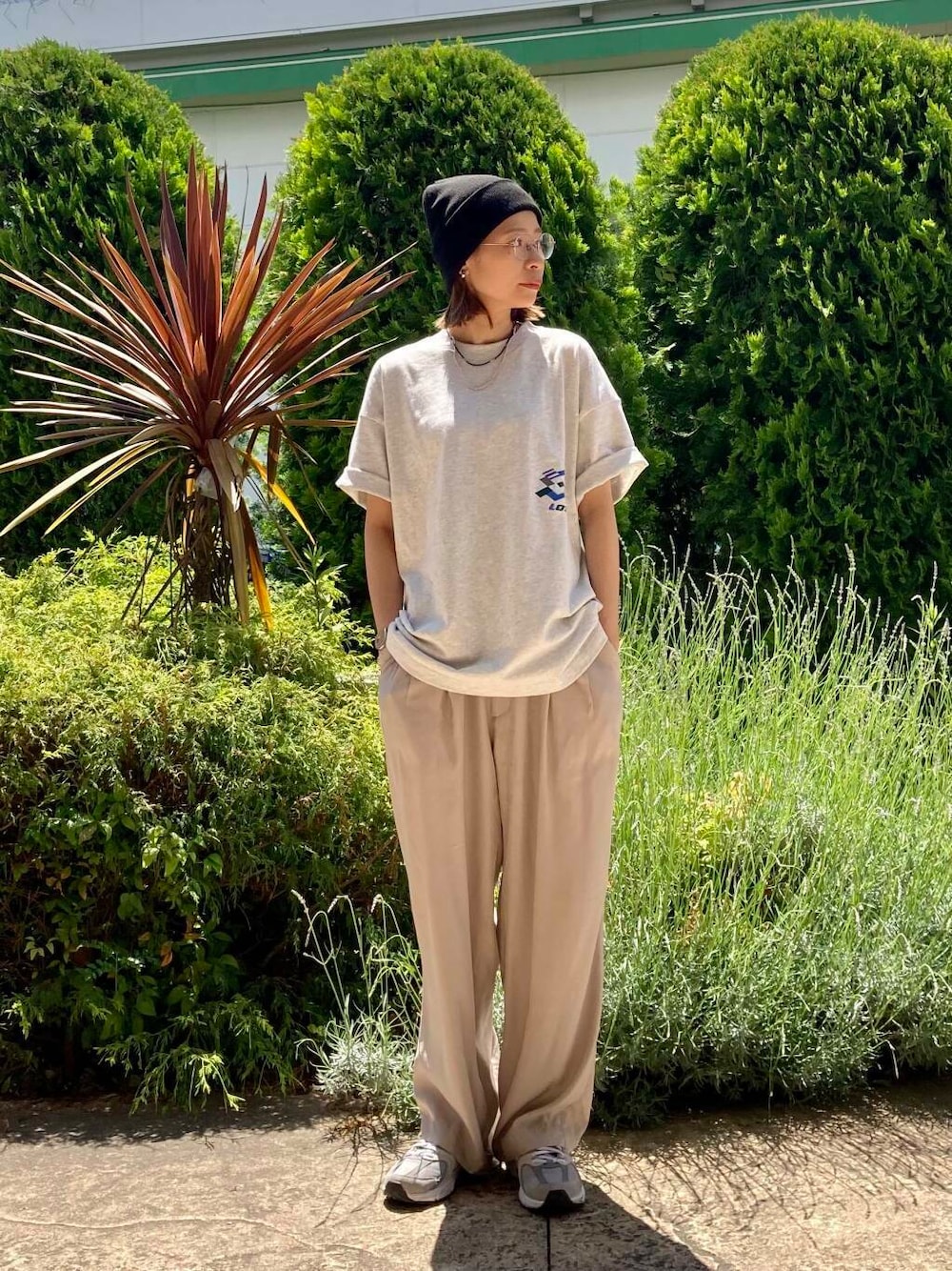 「カジュアルコーデ、骨格ナチュラル、ナチュラル×カジュアル、lotto」｜「LOTTOのLOTTO　WINDMILL LOGO T-SHIRTS（Tシャツ/カットソー、グレー系）」を使った、おおしまゆなさん（レディース・162cm）の夏コーディネートの2枚目の写真
