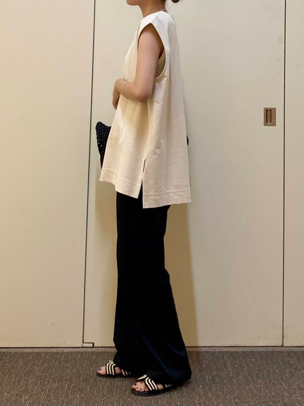 「大人カジュアル、ママコーデ、骨格ナチュラル、ナチュラル×カジュアル」｜「URBAN RESEARCH DOORSのビーズサンダル（サンダル、ブラック系）」を使った、おおしまゆなさん（レディース・162cm）の夏コーディネートの2枚目の写真