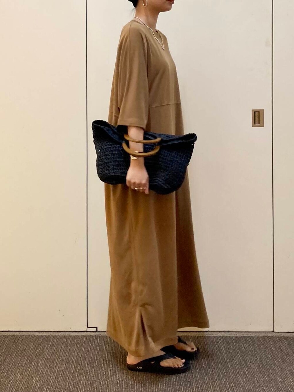 「ワンピース、大人カジュアル、ママコーデ、骨格ナチュラル、ナチュラル×カジュアル」｜「RODE SKOのウッドハンドルペーパーバッグ（トートバッグ、ブラック系）」を使った、おおしまゆなさん（レディース・162cm）の夏コーディネートの2枚目の写真