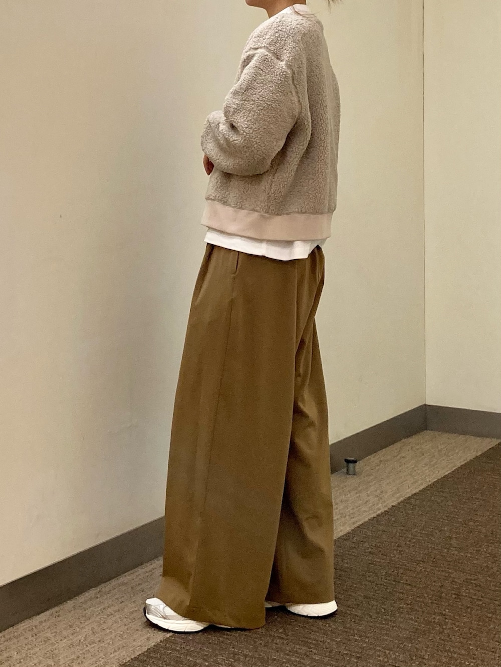 ベージュ系のカーディガン/ボレロ、イエロー系のその他パンツ、ホワイト系のスニーカーを着用したレディースの秋コーディネートの3枚目の写真