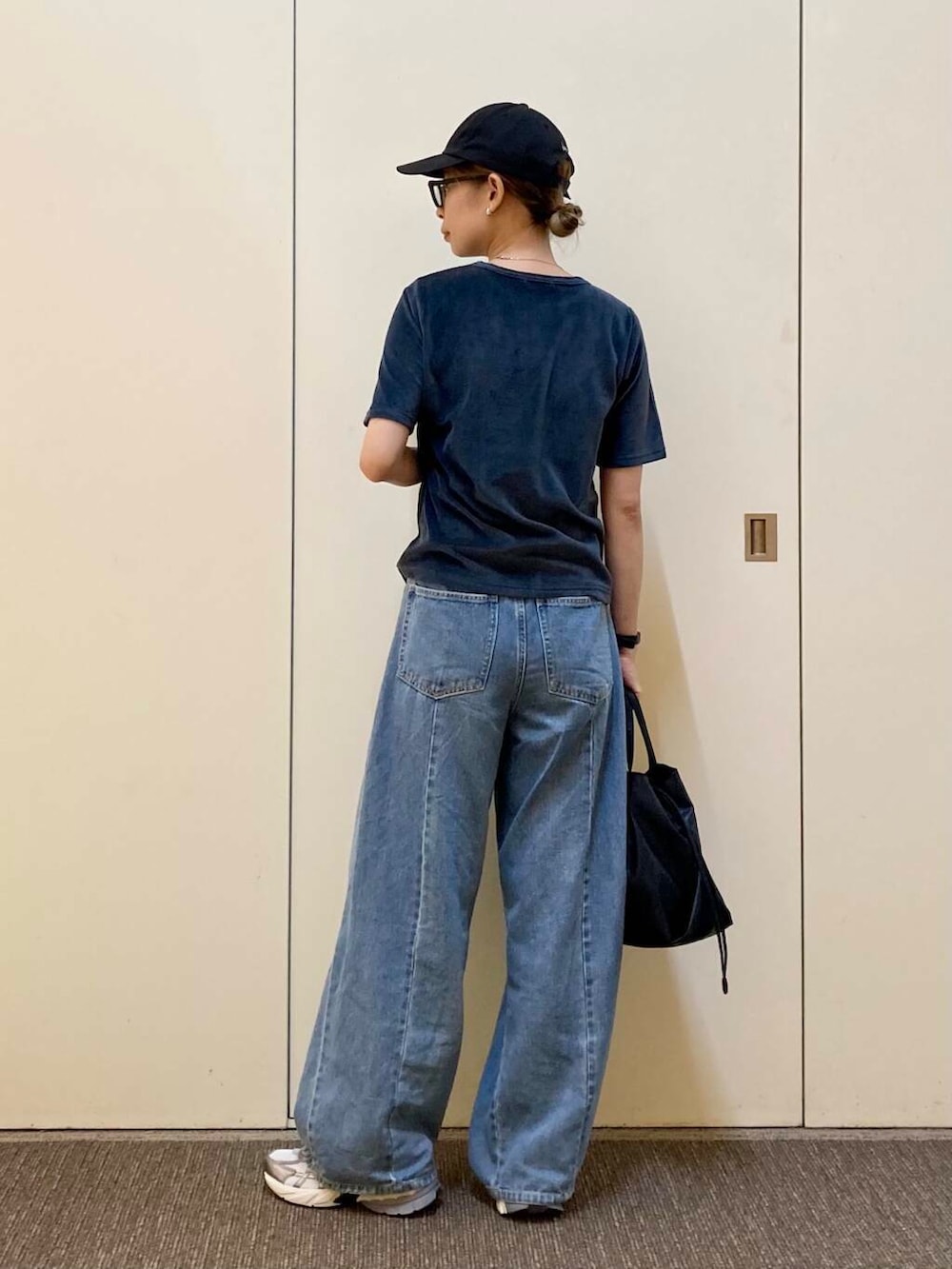 「大人カジュアル、ママコーデ、骨格ナチュラル、ナチュラル×カジュアル、カジュアル派のtシャツコーデ」｜「RODE SKOのウォッシャブルミニショルダーバッグ『Ssize』（ショルダーバッグ、ブラック系）」を使った、おおしまゆなさん（レディース・162cm）の夏コーディネートの3枚目の写真