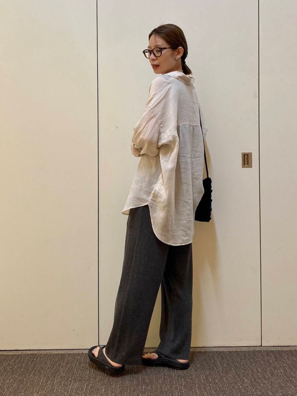 「大人カジュアル、ママコーデ、カジュアルコーデ、アーバンリサーチドアーズ、リネン、doors、urbanreseachdoors、ドアーズ、骨格ナチュラル、ナチュラル×カジュアル」｜「OOFOSのOOFOS　Ooriginal（サンダル、ブラック系）」を使った、おおしまゆなさん（レディース・162cm）の春コーディネートの3枚目の写真
