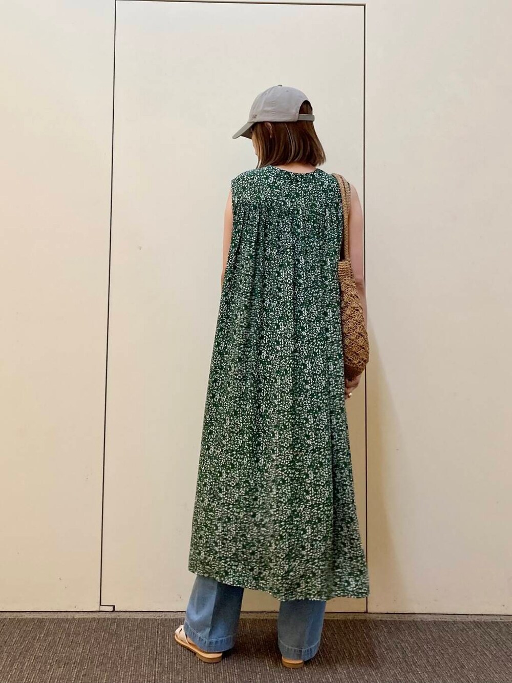 「ワンピース、大人カジュアル、デニム、カジュアルコーデ、キャップ、アーバンリサーチドアーズ、doors、ドアーズ、骨格ナチュラル、ナチュラル×カジュアル」|「EU,US NEW BALANCEのNEW BALANCE サークルグラフィックキャップ(キャップ、グレー系)」を使った、おおしまゆなさん(レディース・162cm)の夏コーディネートの3枚目の写真