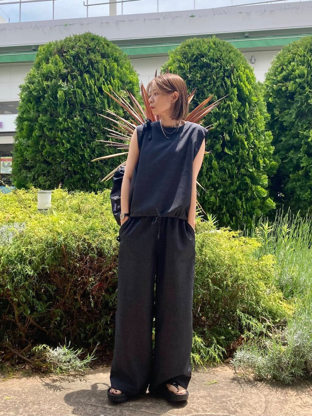 「大人カジュアル、ママコーデ、カジュアルコーデ、メンズライク、アーバンリサーチドアーズ、夏コーデ、doors、urbanreseachdoors、EKAL、ドアーズ」｜「OOFOSのOOFOS　Oomega（サンダル、ブラック系）」を使った、おおしまゆなさん（レディース・162cm）の春コーディネートの4枚目の写真