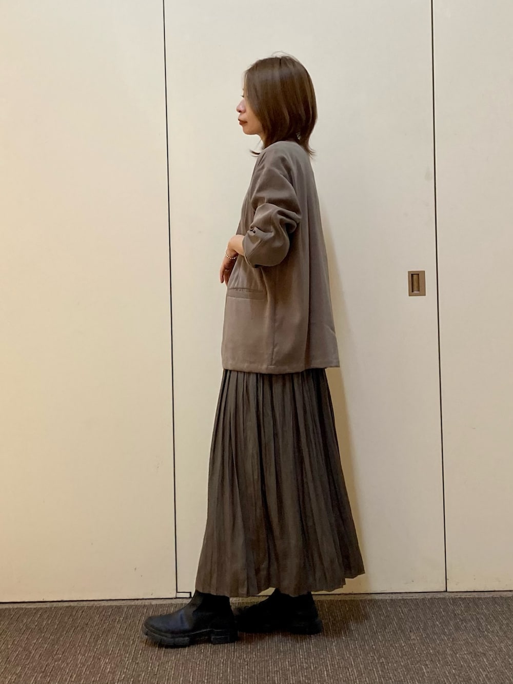 「アーバンリサーチドアーズ、スカート、ジャケット」｜「URBAN RESEARCH DOORSのノーカラージャケット（ノーカラージャケット、ベージュ系）」を使った、おおしまゆなさん（骨格ナチュラル・レディース・162cm）の秋コーディネートの2枚目の写真