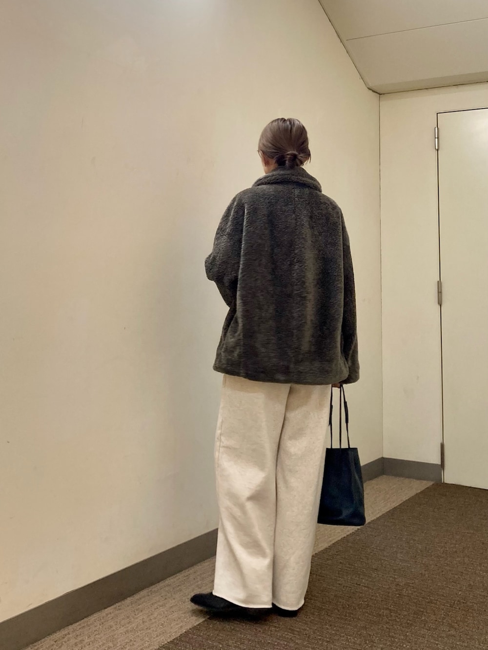 グレー系のその他アウター、ホワイト系のその他パンツ、ブラック系のショルダーバッグを着用したレディースの秋コーディネートの3枚目の写真