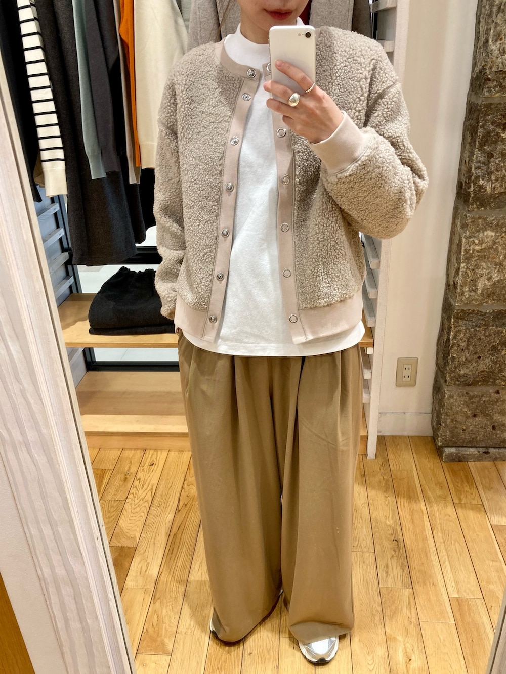 ベージュ系のカーディガン/ボレロ、イエロー系のその他パンツ、ホワイト系のスニーカーを着用したレディースの秋コーディネートの4枚目の写真