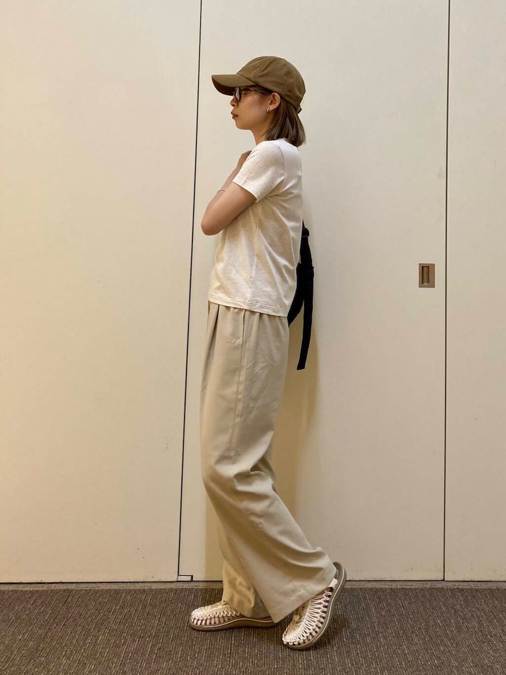 「大人カジュアル、ママコーデ、カジュアルコーデ、キャップ、ドアーズ、骨格ナチュラル、ナチュラル×カジュアル、洒落見えカットソーコーデ」｜「URBAN RESEARCH DOORSのウォッシャブルミニショルダーバッグ（ショルダーバッグ、ブラック系）」を使った、おおしまゆなさん（レディース・162cm）の夏コーディネートの4枚目の写真