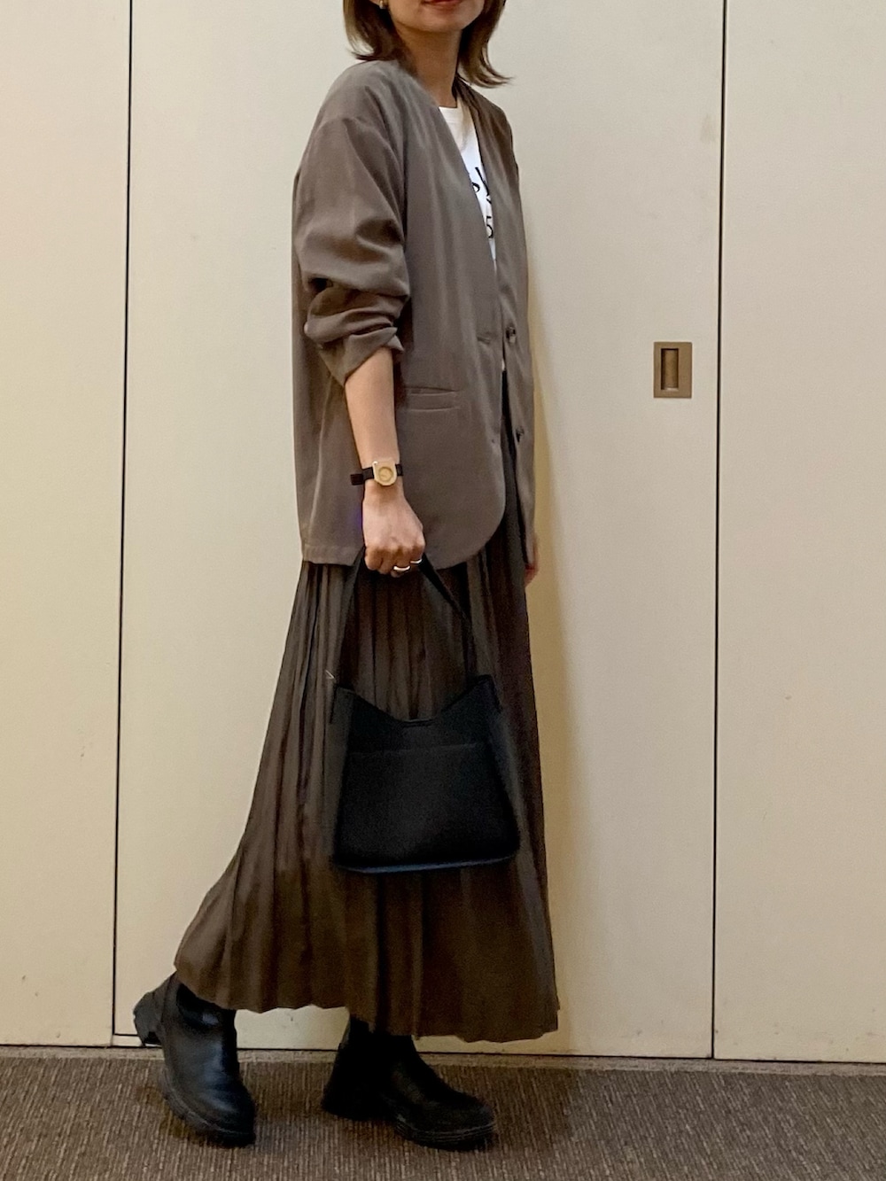 「アーバンリサーチドアーズ、スカート、ジャケット」｜「URBAN RESEARCH DOORSのノーカラージャケット（ノーカラージャケット、ベージュ系）」を使った、おおしまゆなさん（骨格ナチュラル・レディース・162cm）の秋コーディネートの4枚目の写真