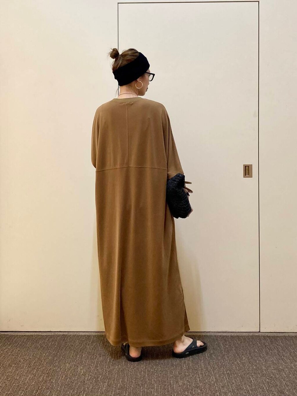 「ワンピース、大人カジュアル、ママコーデ、骨格ナチュラル、ナチュラル×カジュアル」｜「RODE SKOのウッドハンドルペーパーバッグ（トートバッグ、ブラック系）」を使った、おおしまゆなさん（レディース・162cm）の夏コーディネートの3枚目の写真