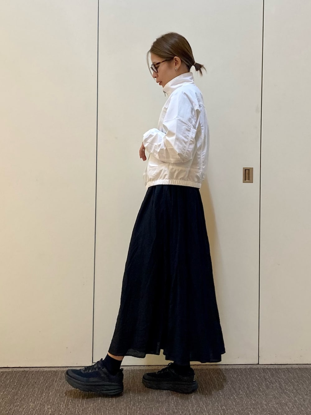 「スポーツミックス、秋服準備はじめました、秋のコーデ」｜「URBAN RESEARCH DOORSのブライトギャザースカート（スカート、ブラック系）」を使った、おおしまゆなさん（骨格ナチュラル・レディース・162cm）の夏コーディネートの2枚目の写真