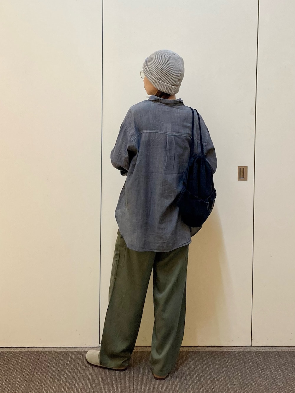 「カーゴパンツ、スリッポン、秋先取りコーデ、秋服準備はじめました、カジュアルコーデ、パンツコーデ、秋のコーデ」｜「URBAN RESEARCH DOORSのコットンビーニー（ニットキャップ/ビーニー、グレー系）」を使った、おおしまゆなさん（骨格ナチュラル・レディース・162cm）の夏コーディネートの2枚目の写真