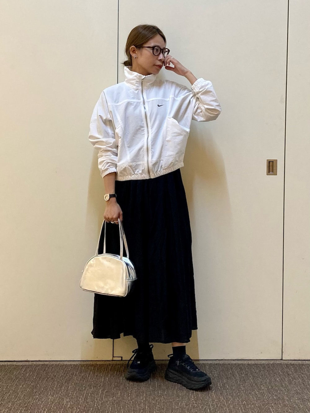 「スポーツミックス、秋服準備はじめました、秋のコーデ」｜「URBAN RESEARCH DOORSのブライトギャザースカート（スカート、ブラック系）」を使った、おおしまゆなさん（骨格ナチュラル・レディース・162cm）の夏コーディネートの4枚目の写真