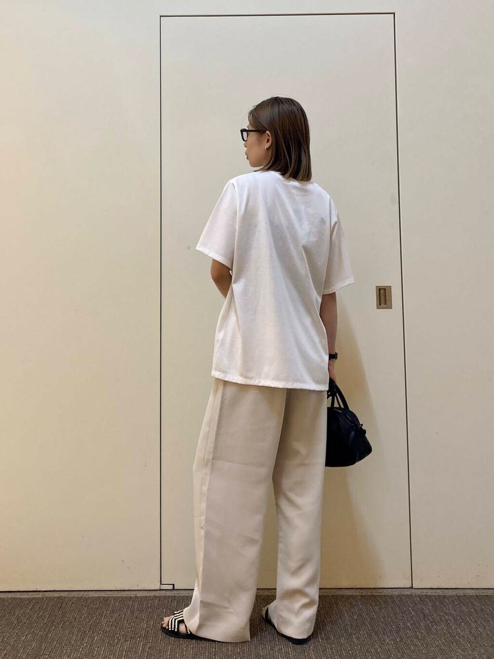 「大人カジュアル、カジュアルコーデ、EKAL、骨格ナチュラル、ナチュラル×カジュアル、1枚で決まるtシャツ」｜「URBAN RESEARCH DOORSのビーズサンダル（サンダル、ブラック系）」を使った、おおしまゆなさん（レディース・162cm）の夏コーディネートの2枚目の写真