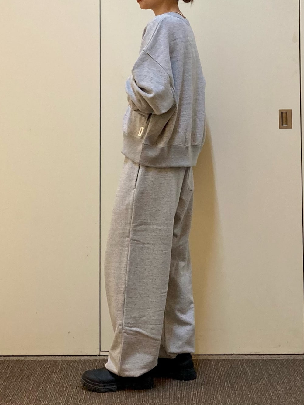 「レザー、スウェット、スウェットパンツ、EKAL、3c、3C」｜「EKALの反毛裏毛スナップカーディガン（カーディガン/ボレロ、グレー系）」を使った、おおしまゆなさん（骨格ナチュラル・レディース・162cm）の秋コーディネートの2枚目の写真