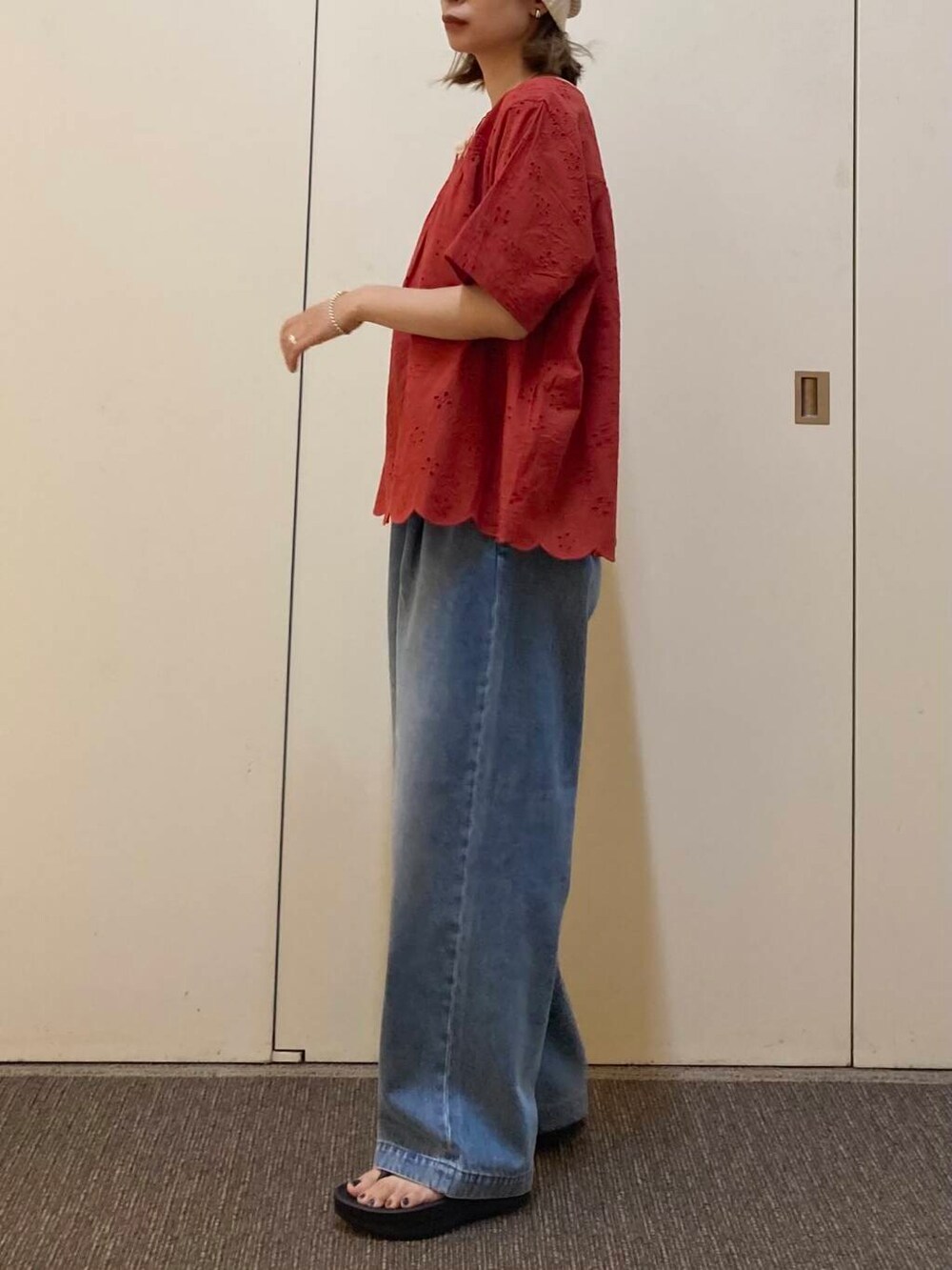 「大人カジュアル、デニム、ママコーデ、かぐれ、骨格ナチュラル、ナチュラル×カジュアル」｜「URBAN RESEARCH DOORSのコットンリネンニットキャップ（ニットキャップ/ビーニー、ホワイト系）」を使った、おおしまゆなさん（レディース・162cm）の夏コーディネートの2枚目の写真