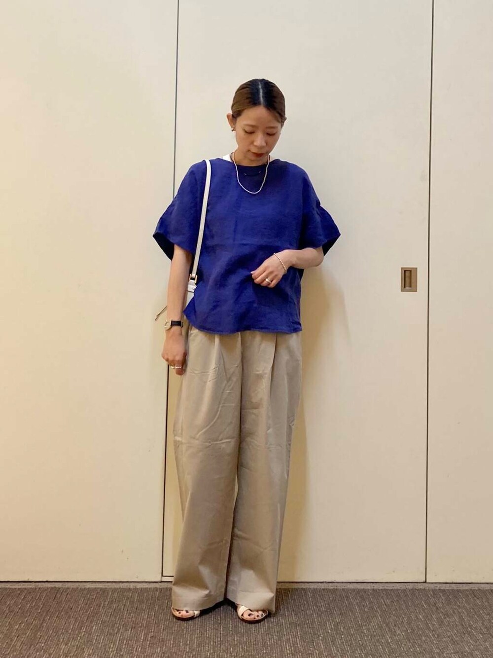 「大人カジュアル、ママコーデ、カジュアルコーデ、骨格ナチュラル、ナチュラル×カジュアル」｜「URBAN RESEARCH DOORSの『再入荷』レーヨンコットンイージーパンツ（その他パンツ、ベージュ系）」を使った、おおしまゆなさん（レディース・162cm）の夏コーディネートの4枚目の写真
